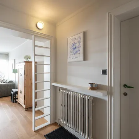 Little Embassy, Bright Coastal At The Apartment